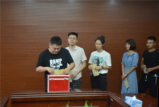 城投集團(tuán)開展“傳承紅色基因，敬老愛幼先行” 現(xiàn)場獻(xiàn)愛心活動