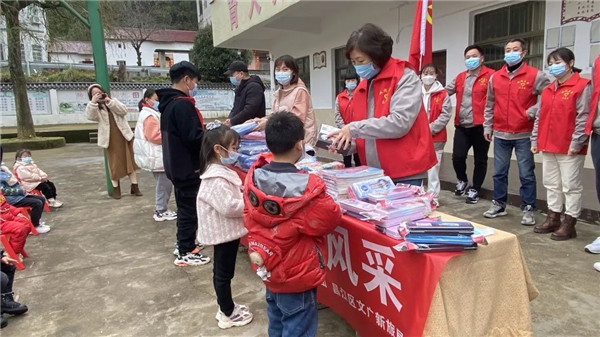 市城投集團(tuán)開展“黨建引領(lǐng)學(xué)雷鋒，志愿服務(wù)展風(fēng)采”送溫暖活動