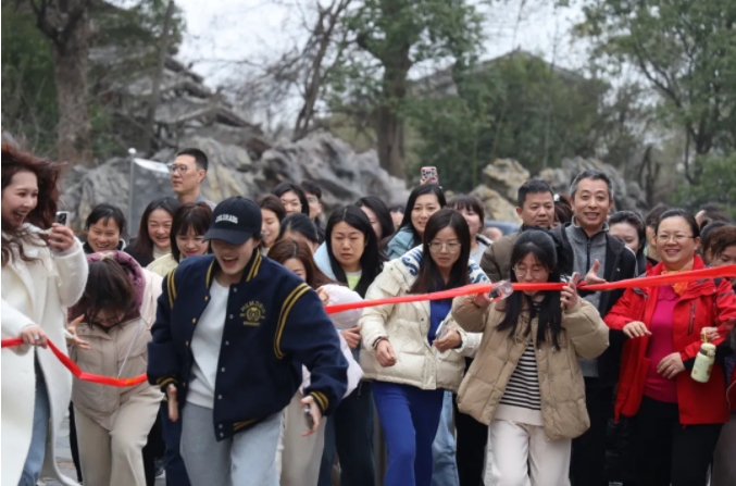 市城投集團(tuán)開展“團(tuán)結(jié)一心 拼搏進(jìn)取 奮戰(zhàn)2025”迎新年登山、健步走活動